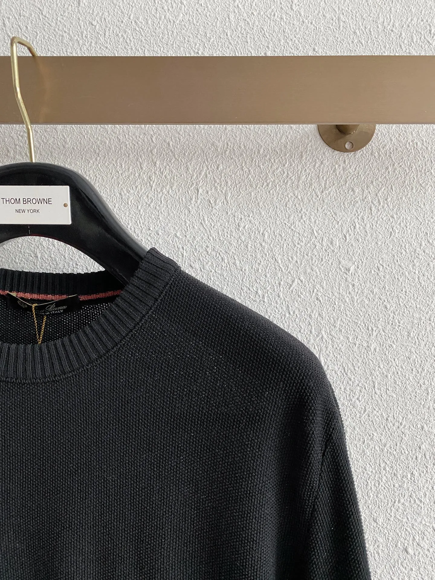 The entire Loro Piana piece is made of fine plain knitting technology, without unnecessary patterns, and relies solely on clean texture. Fabrics of this kind of weave are usually thinner, breathable, smooth to the touch, and have a soft matte texture, which is very consistent with the old-money style aesthetic of "low-key and noble". Sizes:M-3XL